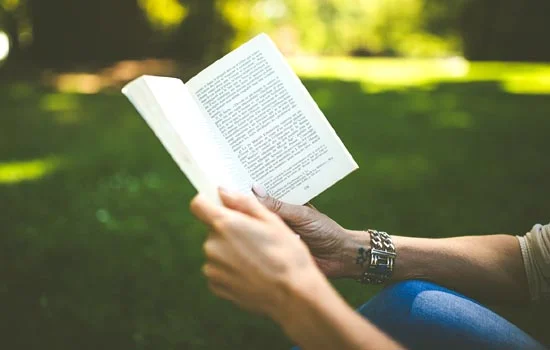 Membaca buku dengan Aksen Bahasa Inggris sudah dipelajari