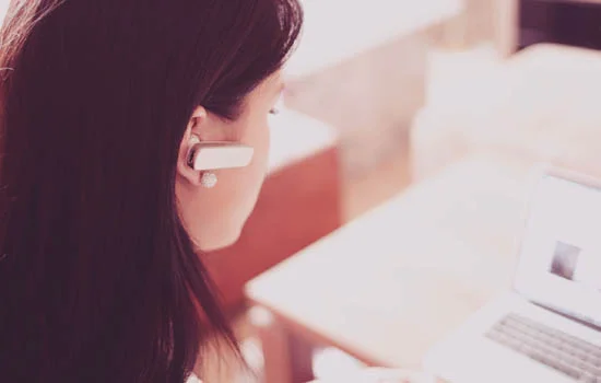 Fokus belajar listening bahasa Inggris dengan menjauhkan gadgetmu