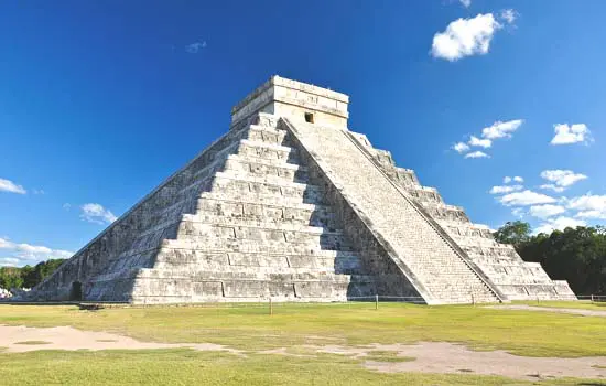 Contoh Descriptive Text tentang Tempat yaitu Chichen Itza di Mexico