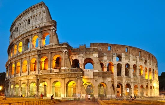 Contoh Descriptive Text tentang Tempat Bersejarah menjadi Keajaiban Dunia yaitu Colosseum di Italia