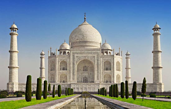 Contoh teks deskripsi tentang tempat yaitu Taj Mahal di India